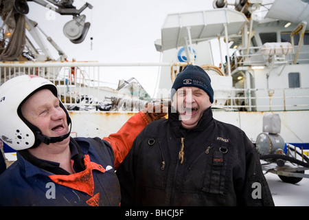 Saevar Jonsson e Stefan Einarsson sono pescatori sulla barca da pesca Lundey. Vopnafjordur Harbour, Est dell'Islanda. Foto Stock