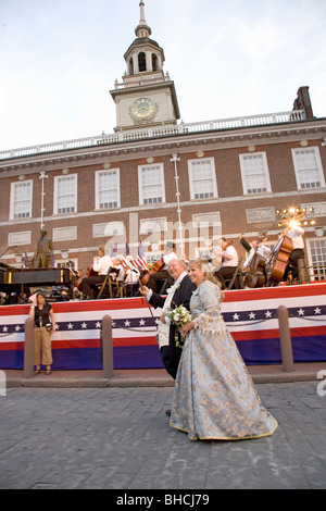 Ben Franklin e Betsy Ross attori sposati nella vita reale su luglio 3, 2008 di fronte Independence Hall, Philadelphia Foto Stock