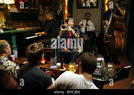 Trombettista Charlie Fardella, Fritzel's European Jazz Pub, Bourbon Street, Quartiere Francese, New Orleans, Louisiana, Stati Uniti d'America Foto Stock