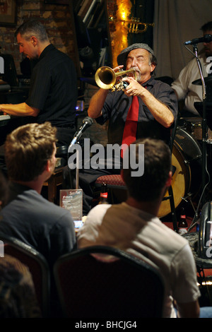 Trombettista Charlie Fardella, Fritzel's European Jazz Pub, Bourbon Street, Quartiere Francese, New Orleans, Louisiana, Stati Uniti d'America Foto Stock