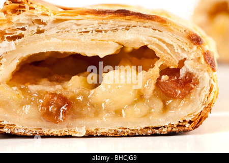 Studio close up di deliziosi apfelstrudel (torta di mele) isolato su sfondo bianco Foto Stock