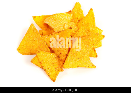 Studio close up di nachos (messicano chip) isolati su sfondo bianco Foto Stock