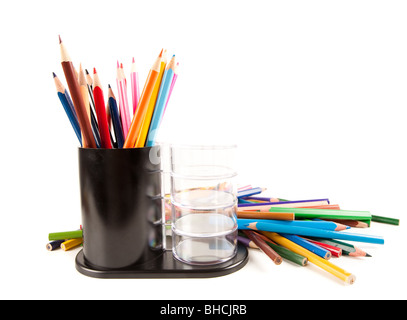 Studio shot di matite colorate in un portamatite di tazza più altri molti matite intorno Foto Stock