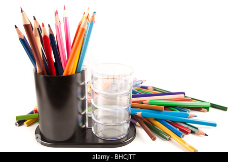 Studio shot di matite colorate in un portamatite di tazza più altri molti matite intorno Foto Stock