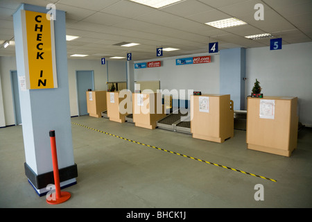 Controllo del passeggero in / banchi check in e. Dall'aeroporto di Chambery, Aix les Bains il Lac du Bourget in Savoia (Savoia) Dipartimento della Francia Foto Stock