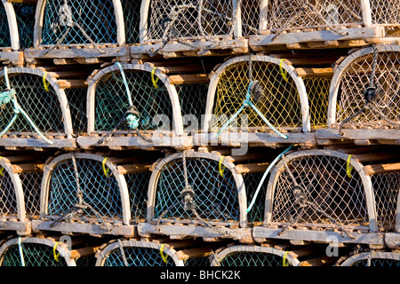 Trappole di aragosta seduti sul pontile. Foto Stock