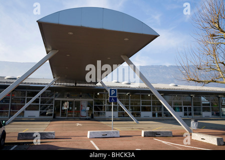 Guardando l'ingresso di Chambery aeroporto vicino a Aix les Bains il Lac du Bourget in Savoia (Savoia) Dipartimento della Francia. Foto Stock