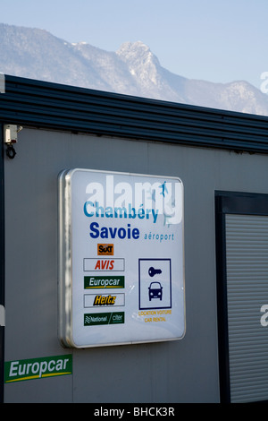 Visualizzazione su un noleggio auto office a Chambery aeroporto vicino a Aix les Bains il Lac du Bourget in Savoia (Savoia) Dipartimento della Francia Foto Stock
