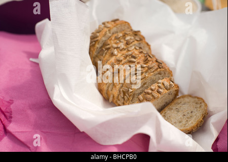 Intero fresco pane di grano sparsi per un picnic. Foto Stock