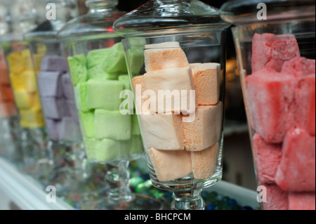 Frutta fresca-Flavored Marshmallows per la vendita in una pasticceria a Parigi, Francia Foto Stock