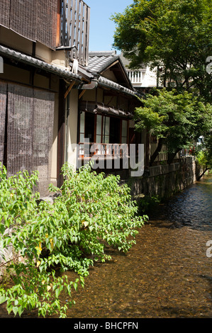 Case lungo Kyoto Minami Shirakawa fiume dal Ponte al Centro di Hashimoto-cho, Higashiyama Foto Stock