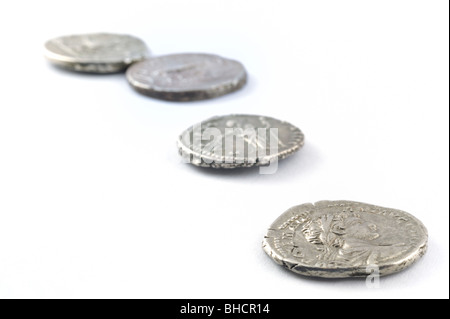 Romano isolato quattro monete su sfondo bianco Foto Stock