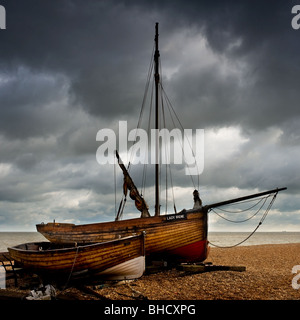 Clinker di legno costruite barche sulla spiaggia di trattativa nel Kent. Foto di Gordon Scammell Foto Stock