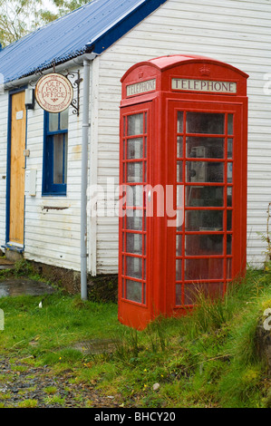 Piccolo ufficio postale e telefono rosso scatola nel villaggio di Diabaig, Highlands Scozzesi. Foto Stock