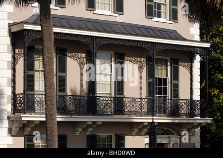 Balcone, Mansion su East batteria, Charleston, Carolina del Sud, STATI UNITI D'AMERICA Foto Stock