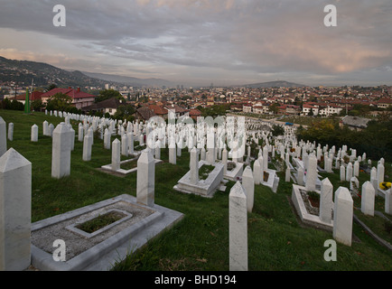 Una vista su Sarajevo con uno dei tanti cimiteri di guerra in foorground Bosnia ed Erzegovina Foto Stock