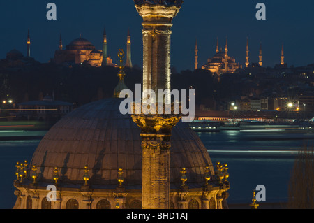 La Moschea Nusretiye e penisola storica in background con Hagaia Sophia Hagia Irene e Moschea blu Istanbul Turchia Foto Stock