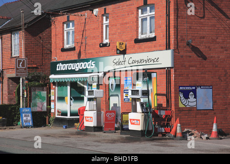 Minimarket Thorougoods, con pompe di benzina, a Overton su Dee, vicino a Wrexham, Galles del Nord, Regno Unito Foto Stock