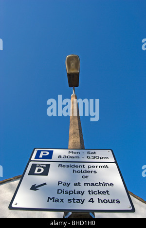 British parcheggio auto segno fornendo i dettagli del pagamento e parcheggio residenti le opzioni di autorizzazione Foto Stock