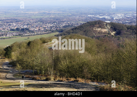 Vista della città di Wellington (sinistra) e Telford (destra) dalla parte superiore del Wrekin, Shropshire, con camminatore solitario ordine ascendente Foto Stock