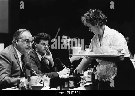 Kohl, Helmut, * 3.4.1930, politico tedesco (CDU), cancelliere federale 4.10.1982 - 26.10.1998, con Christoph Boehr, presidente nazionale della Junge Union (Young Union), riunione della JU a Berlino, 24.- 25.11.1984, , Foto Stock