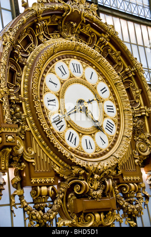 Parigi, Francia - primo piano, all'interno, Museo d'Orsay, scultura classica gigante, dettaglio stazione ferroviaria 'Musee d'Orsay' orologio treno, l'orario vola Foto Stock