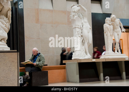 Parigi, Francia, Monumenti francesi, Museo d'Arte, Musee d'Orsay, Museo dell'arte dell'uomo antico sculture di disegno all'interno della Galleria, alto museo d'arte Foto Stock