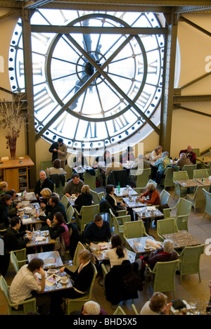 Parigi, Francia, gente grande della folla, ripartendo i pasti, le bevande, Angolo alto, Monumenti francesi, Museo d'Arte, 'Musee d'Orsay', 'Café de l'Horloge' Panoramica, Orologio numerico gigante Foto Stock