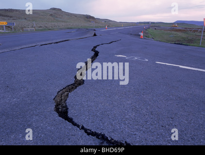 Danni in strada dai terremoti, Islanda Foto Stock