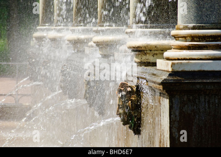 Fontane nella motivazione dell'ex palazzo imperiale di Peterhof (Petrodvorets), San Pietroburgo, Russia Foto Stock