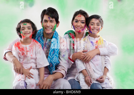 La famiglia in posa dopo la riproduzione di holi Foto Stock