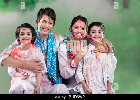 La famiglia in posa dopo la riproduzione di holi Foto Stock