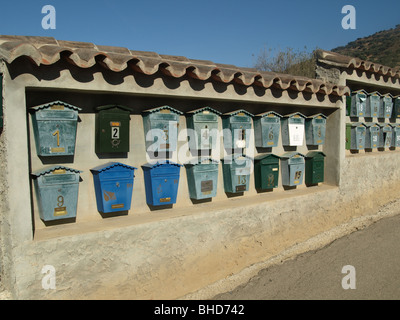 Metallo caselle di posta, Spagna, urbanizzazione residenziale posizionato su appositamente costruite parete con la sporgenza del tetto giornata soleggiata collina nel retro Foto Stock