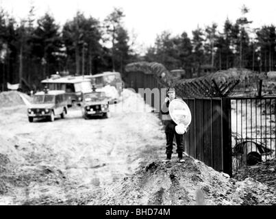 Geografia / viaggio, Germania, politica, dimostrazioni, dimostrazione contro impianto di riciclaggio, Wackersdorf, poliziotti a recinto di costruzione, 31.3.1986, Foto Stock