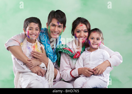 La famiglia in posa dopo la riproduzione di holi Foto Stock