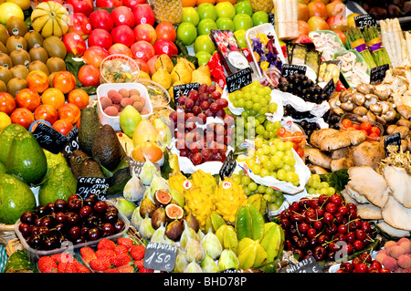 Frutta e verdura in vendita presso La Boqueria, Barcellona Spagna Foto Stock