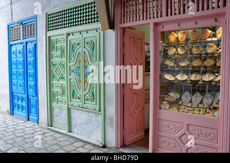 Negozi con facciate ornate, Kairouan Medina, Kairouan, Kairouan Governatorato, Tunisia Foto Stock