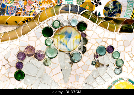 Antoni Gaudi lavoro di mosaico sulla terrazza principale al Parco Guell, Barcellona, Spagna Foto Stock