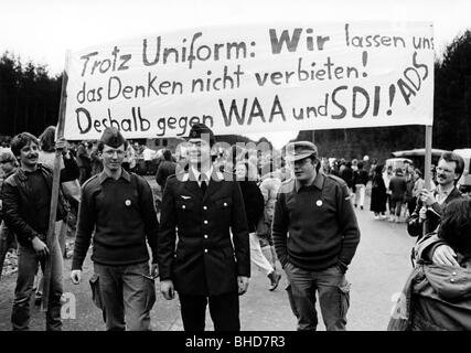 Geografia / viaggio, Germania, politica, dimostrazioni, dimostrazione contro impianto di riciclaggio, Wackersdorf, poliziotti a recinto di costruzione, 31.3.1986, Foto Stock