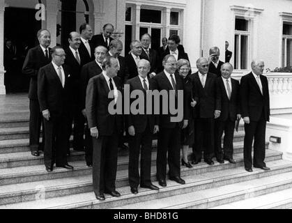 Kohl, Helmut, * 3.4.1930, politico tedesco (CDU), cancelliere della Germania 1982 - 1998, quadro di gruppo con il suo gabinetto dopo la nomina, Villa Hammerschmidt, Bonn, 4.10.1982, Presidente federale Karl Carstens, Ministro federale degli interni Friedrich Zimmermann (CSU), Ministro federale degli affari esteri Dietrich Genscher (FDP), Ministro federale della giustizia Hans A. Engelhard (FDP), Ministro federale della Post Christian Schwarz Schilling (CDU), Ministro federale della gioventù Heiner Geissler (CDU), Ministro federale dell'occupazione Norbert Bluem (CDU), Ministro federale della difesa, Foto Stock