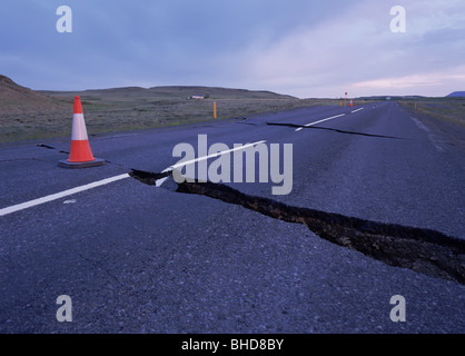 Danni in strada dai terremoti, Islanda Foto Stock