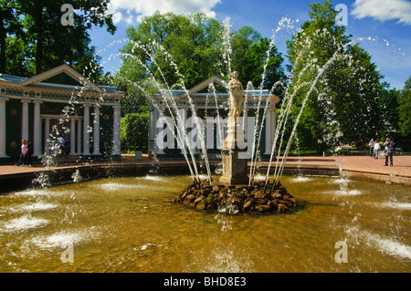 Fontane nella motivazione dell'ex palazzo imperiale di Peterhof (Petrodvorets), San Pietroburgo, Russia Foto Stock