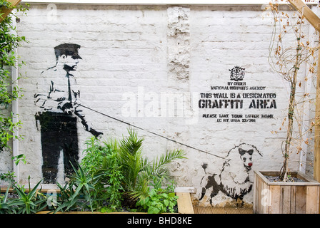 Banksy pittura in cargo, Shoreditch, London, Regno Unito Foto Stock