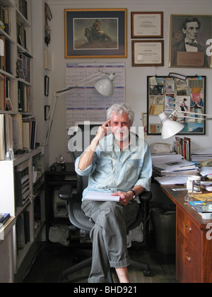 Autore Russell Freedman nel suo ufficio Foto Stock