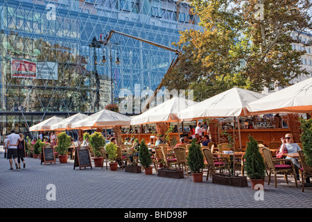 Open bar con grandi ombrelloni e sedie in Vörösmarty tér Foto Stock