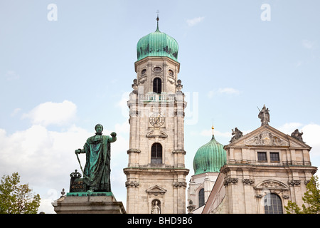 Dom St Stephan e Massimiliano Giuseppe statua in Passau, Baviera, Germania ,l'Europa Foto Stock