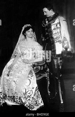 Carlo i, 17.8.1887 - 1.4.1922, Imperatore d'Austria 1916 - 1918, in uniforme di gala ungherese, con sua moglie Zita, cartolina fotografica, foto di Kardos Noeverek, Budapest, 1916, Foto Stock