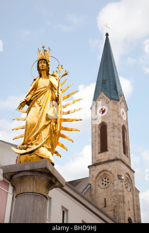 Colonna mariana e la Chiesa in Waldkirchen, Baviera, Germania, Europa Foto Stock