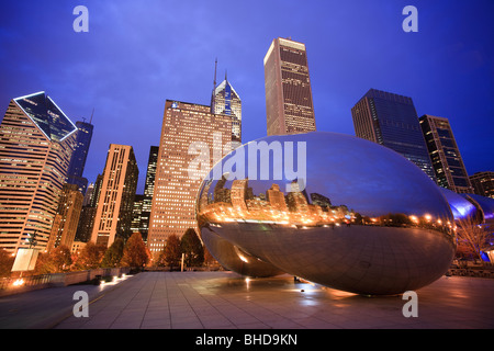 Il Cloud Gate scultura conosciuto anche come 'il fagiolo' nel Millennium Park vista al tramonto Foto Stock