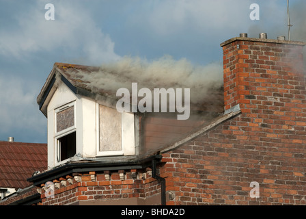 Emissione di fumo dal tetto della camera da letto mansarda fire Foto Stock